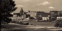633 widok na warte nabrzeza i miasto oraz barki ok